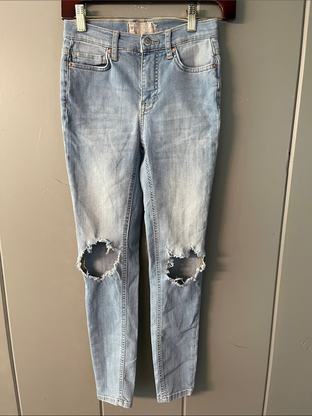 Free People Jeans Torn Knee Grunge Festival Hobo Funky Rock Indie Sleaze Hipster